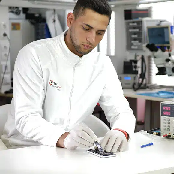 iPhone-Spezialist bei der Display-Reparatur in unserer Werkstatt in Bonn
