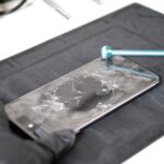 gebrochenes iPhone Backcover wird per Hand nachbearbeitet