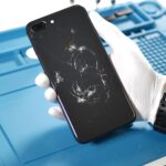 iPhone mit gebrochener Rückseite